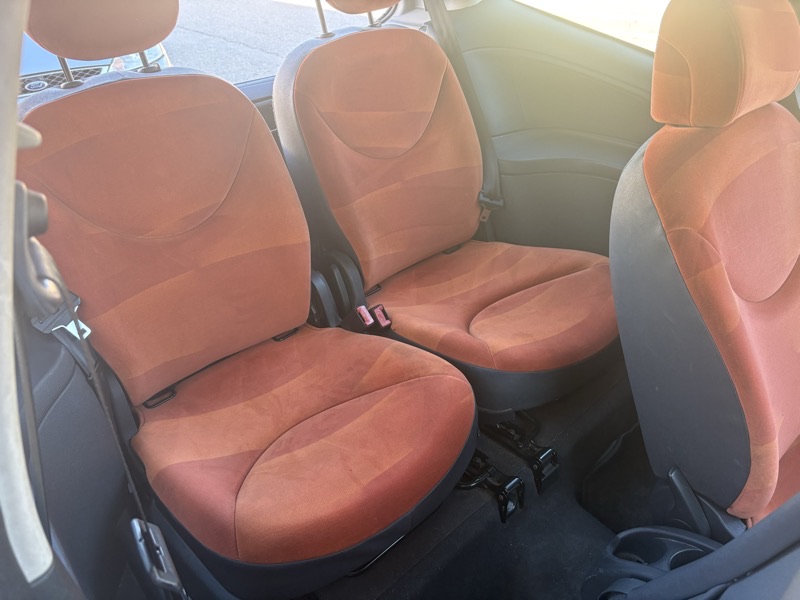 Interior de vehículo con asientos y tapicería