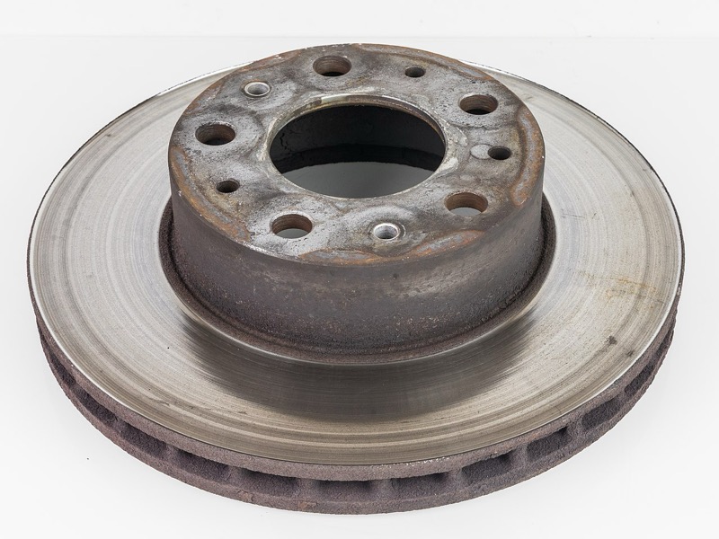 Disco de freno desgastado con labio y óxido