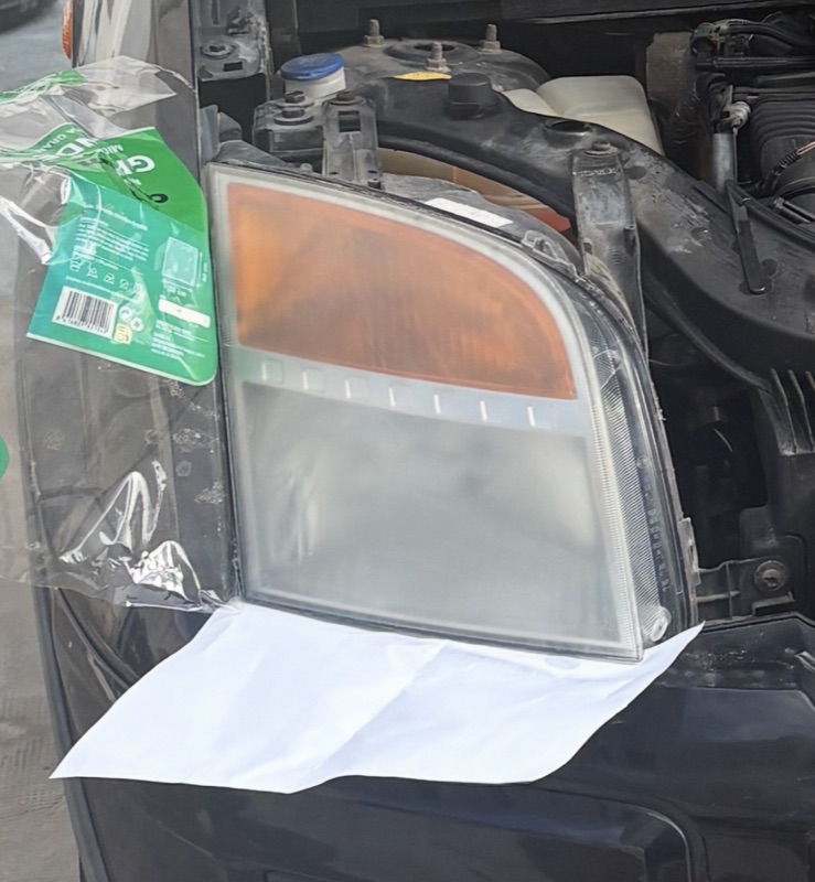 Faro delantero de vehículo en desguace