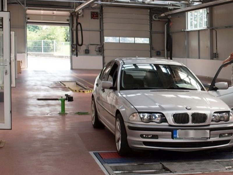 Vehículo en frenómetro durante inspección ITV