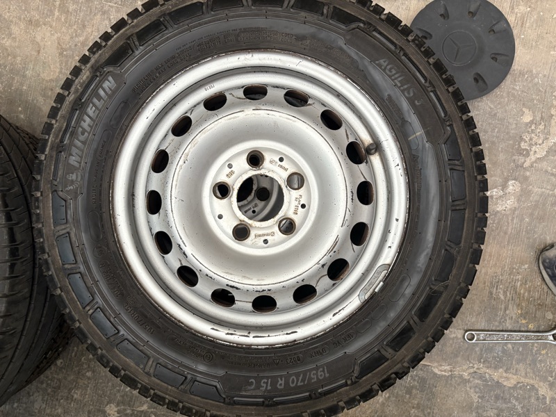 Neumático montado en llanta de acero